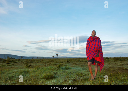 Un uomo Masai nella riserva Masai Mara in Kenya. Foto Stock