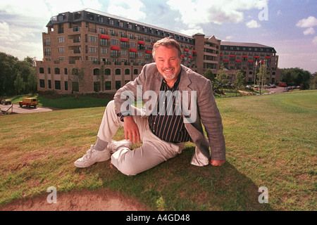 Imprenditrice del gallese TERRY MATTHEWS SU UNO DEI CAMPI DA GOLF presso il Celtic Manor Hotel vicino a Newport in Galles Foto Stock