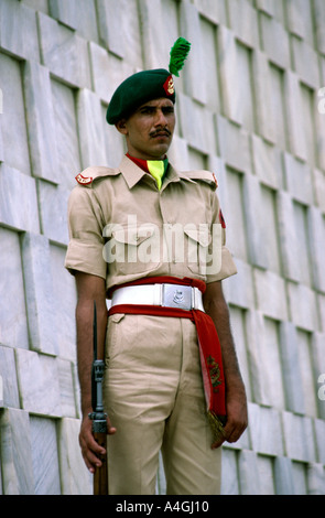 Il Pakistan Sind Karachi soldato di guardia Jinnahs tomba Foto Stock