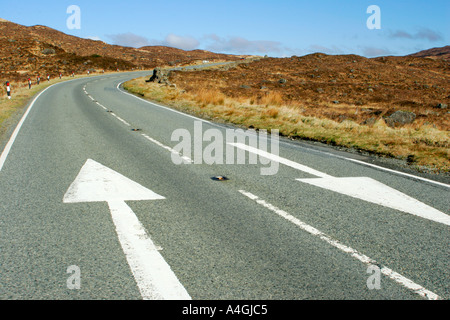 In Scozia la isola di Skye Sligachan frecce di direzione dipinta sulla A850 strada che corre attraverso Sligachan Foto Stock