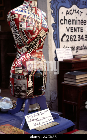 Francia Parigi decorata sarti fantoccio dispensatore di bevande Saint Ouen Mercato delle Pulci Marche aux Puces Foto Stock