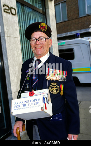 Londra Signore sindaci mostra il papavero venditore vecchio veterano James Fentiman Foto Stock