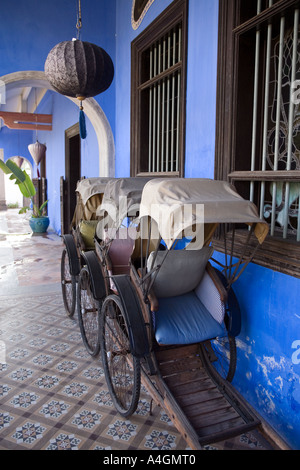 Malaysia Kedah Penang Georgetown Cheong Fatt Tse Mansion vecchio rickshaws Foto Stock