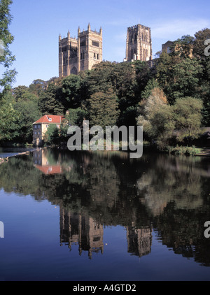 Ancora calme riflessi d'acqua nel fiume usura di tre torri della storica chiesa d'Inghilterra Durham cattedrale un patrimonio mondiale dell'UNESCO Inghilterra Regno Unito Foto Stock