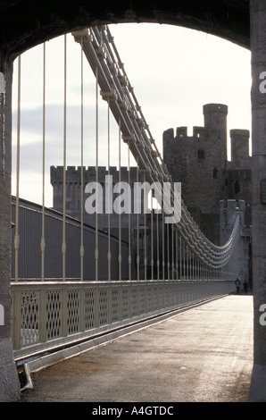 Thomas Telford originale di Conwy road sospensione ponte sopra il fiume Conwy ora un sentiero per pedoni solo Conwy Castle oltre il Galles del Nord Regno Unito Foto Stock