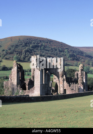 Rovine del Priorato di Llanthony Abbey nel Parco Nazionale di Brecon Beacons Montagna Nera Vale of Ewyas vicino a Offas Dyke Path & Abergavenny in Monmouthshire Foto Stock