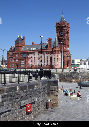 La Baia di Cardiff restaurato dockside mattone edificio che ora il gruppo al Pierhead Visitor Center di waterside area di riqualificazione Foto Stock