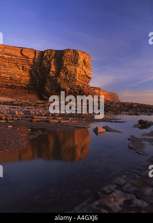 Punto di Nash scogliere e spiaggia rocciosa al tramonto Vale of Glamorgan Heritage costa sud Wales UK Foto Stock