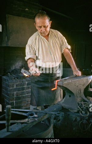 Fabbro nel suo workshop presso un museo vivente di storia a St Augustine, Florida USA Foto Stock