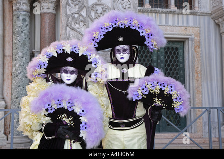 Due maschere al carnevale di Venezia, Italia Foto Stock