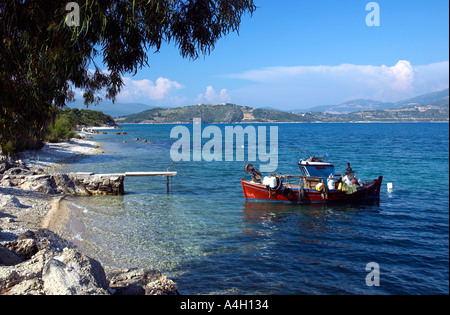 Lekada pesca ormeggiate Dinghy isola del Mar Ionio GreeceEU Unione europea EUROPA Foto Stock