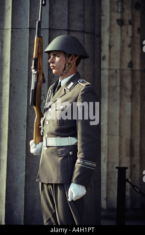 Soldato di guardia reggimento di l'esercito popolare nazionale di fronte alla Zeughaus, East-Berlin, RDT Foto Stock