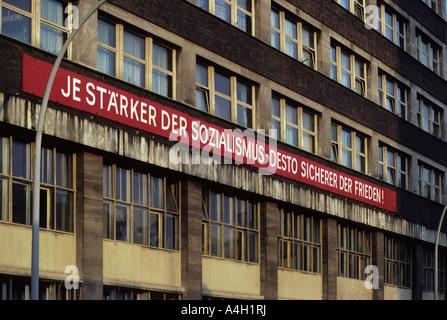 Propaganda socialista a una facciata, East-Berlin, RDT Foto Stock