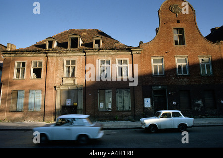 Case fatiscenti e tedesco orientale Trabant automobiles, quartiere olandese, Potsdam, RDT Foto Stock