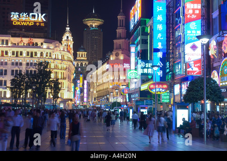 Nanjing Road area dello shopping di notte, Shanghai, Cina Foto Stock