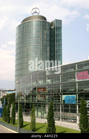 Daimler Chrysler Casa Showroom con segni filosofico e torre Monaco di Baviera Baviera Germania Foto Stock