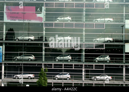 Daimler Chrysler Casa Showroom con segni filosofico Muenchen Monaco di Baviera Baviera Germania Foto Stock