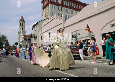 Reenactors nominato ogni anno per rappresentare la storica famiglia reale spagnola in una processione a St Augustine, Florida USA Foto Stock