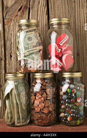 Giare piene di soldi e denti Foto Stock