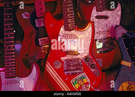 Varie chitarre vintage sul palco di un club alternativo a Jacksonville in Florida USA Foto Stock