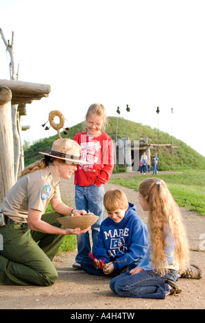 Ranger del Parco che mostra i ragazzi artefatti a su una inclinazione villaggio Mandan in Fort Abraham Lincoln parco dello Stato del North Dakota Foto Stock