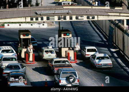 Vetture entrano in Messico al confine di Tijuana negli anni ottanta.. Foto Stock