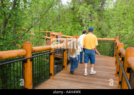 La famiglia a su una inclinazione villaggio Mandan in Fort Abraham Lincoln parco dello Stato del North Dakota Foto Stock