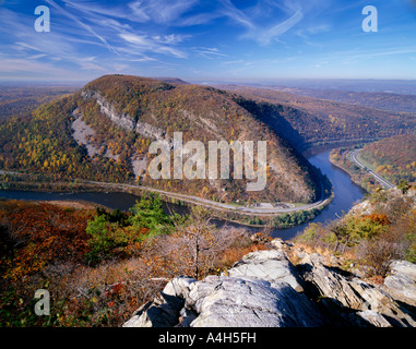 Vista autunnale del Delaware Water Gap & Delware fiume visto da Mt. Tammany, New Jersey verso Pennsylvania, STATI UNITI D'AMERICA Foto Stock