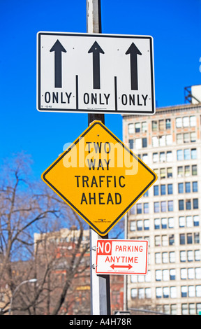 Segno di freccia, a due vie per il traffico Foto Stock