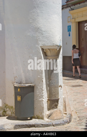 Cordoba Spagna antica colonna ha rivelato nel nuovo muro Foto Stock