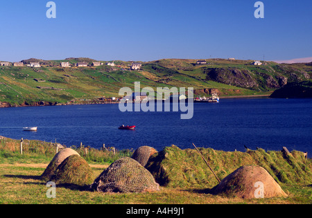 Loch Carloway o Loch Carlabhagh, isola di Lewis, Western Isles, Scotland, Regno Unito. Essiccazione del fieno nel campo Foto Stock