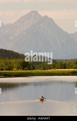 In canoa sul fiume Snake vicino lago Jackson con Grand Teton Mountains nel retro Grand Teton NP Wyoming Foto Stock