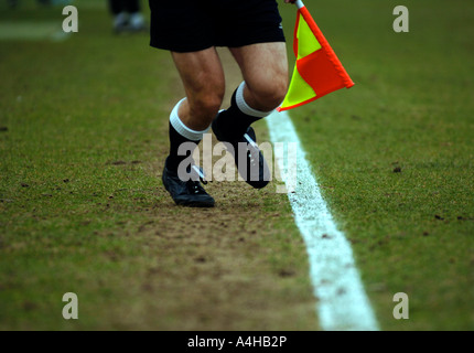 Per guardafili ad una partita di calcio in Gran Bretagna REGNO UNITO Foto Stock