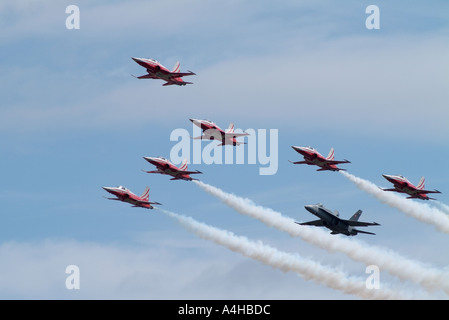 Swiss Airforce Aerobatic Team Display in formazione con un F a 18C Hornet Foto Stock