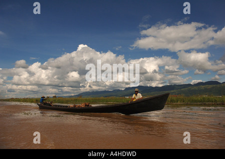 Due uomini in una barca a remi Myanmar Lago Inle Birmania Foto Stock