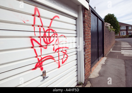 Graffiti dipinti su Porta di garage in periferia di Cardiff South Wales UK Foto Stock