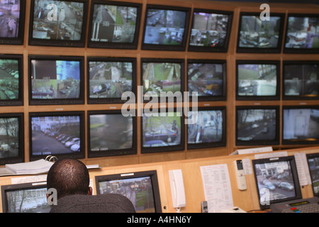 Un operatore solitario davanti a una banca di chiudere il circuito di schermi televisivi, a sud di Londra, Regno Unito. Febbraio 2007. Foto Stock