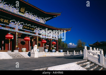 Mus Mansion con Jade Dragon Montagna Innevata al di là di Lijiang nella provincia dello Yunnan in Cina Foto Stock