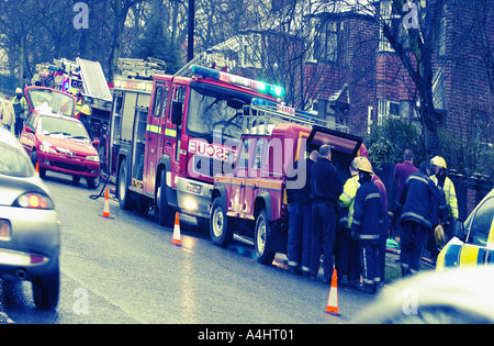 Motore Fire frequentando incidente in busy suburban UK street Foto Stock