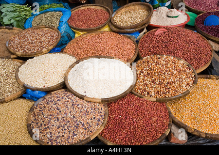 Chicchi di grano di spezie noci e semi in vendita nel mercato a Lilongwe Malawi Africa Foto Stock