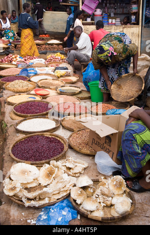 Chicchi di grano di spezie noci e semi in vendita nel mercato a Lilongwe Malawi Africa Foto Stock