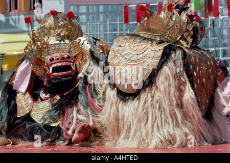 Barong danzatori provenienti da Indonesia di danza tradizionale Indonesiana Lion performance di danza sul palco Foto Stock