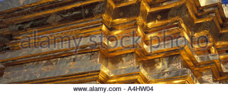 Dettaglio della gold Central Chedi al Wat Phra That Doi Suthep Temple Chiang Mai Thailandia Foto Stock