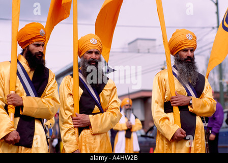 Vaisakhi Festival, Vancouver, BC, British Columbia, Canada - Uomini Sikh marciando con il banner in sikh East Indian Parade Foto Stock