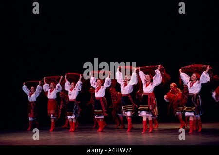 L'Ucraino Shumka danzatori provenienti da Edmonton Alberta Canada esibirsi sul palco in costume tradizionale Foto Stock