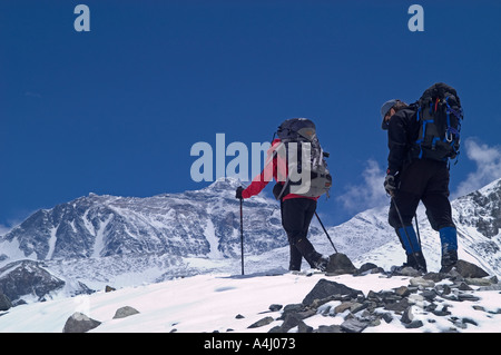 Trekking escursione al di sotto della parete nord del monte Everest sul ghiacciaio Rongbuk in Tibet Foto Stock