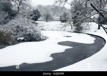 Nevoso stagno curvo, Girton College di Cambridge. Foto Stock