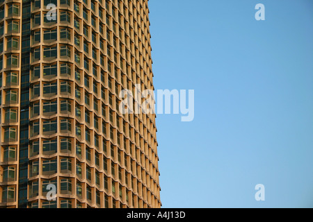 Punto centrale edificio a Londra nel pomeriggio Sky Foto Stock