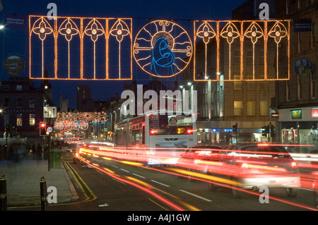 Strade del centro della città, percorsi stradali, aziende e decorazioni delle luci di Natale ad Aberdeen, Scozia, Regno Unito Foto Stock