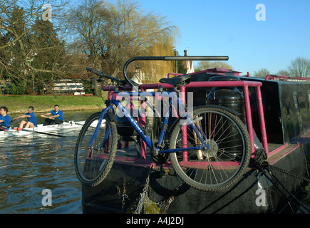 I rematori e una casa galleggiante sul fiume Cam, Cambridge, Inghilterra Foto Stock